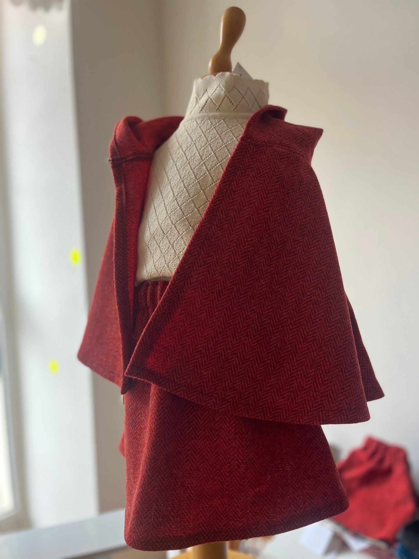 Maglioncino bimba lavorazione a maglia traforata a rombi.