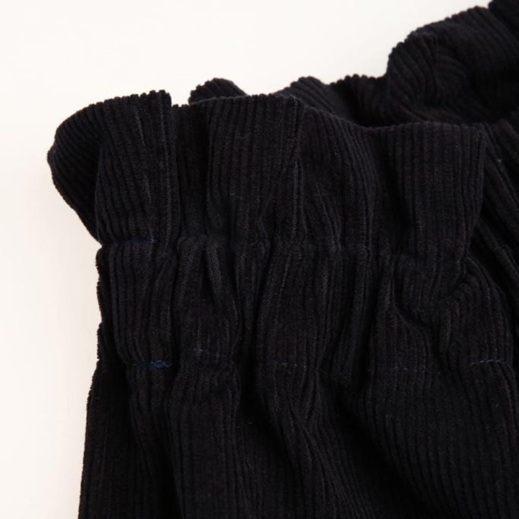 dettaglio elastico pantalone in velluto bambina