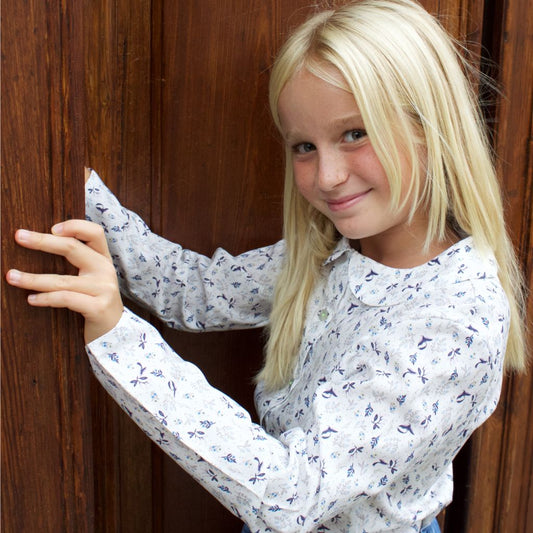 camicia bianca a fiori da bambina indossata