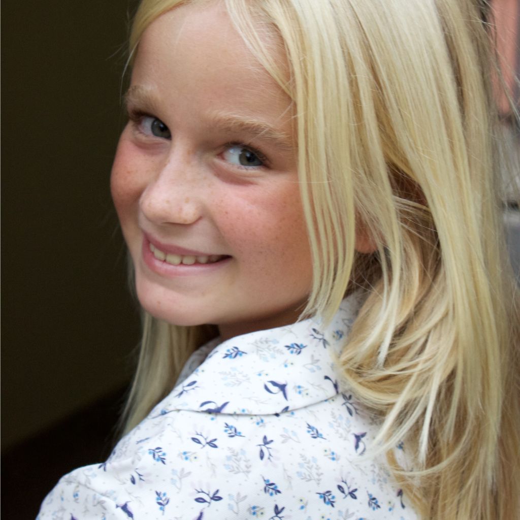 dettaglio colletto camicia bianca a fiori bambina