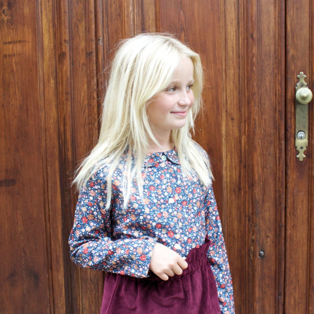 camicia bimba a fiorellini indossata