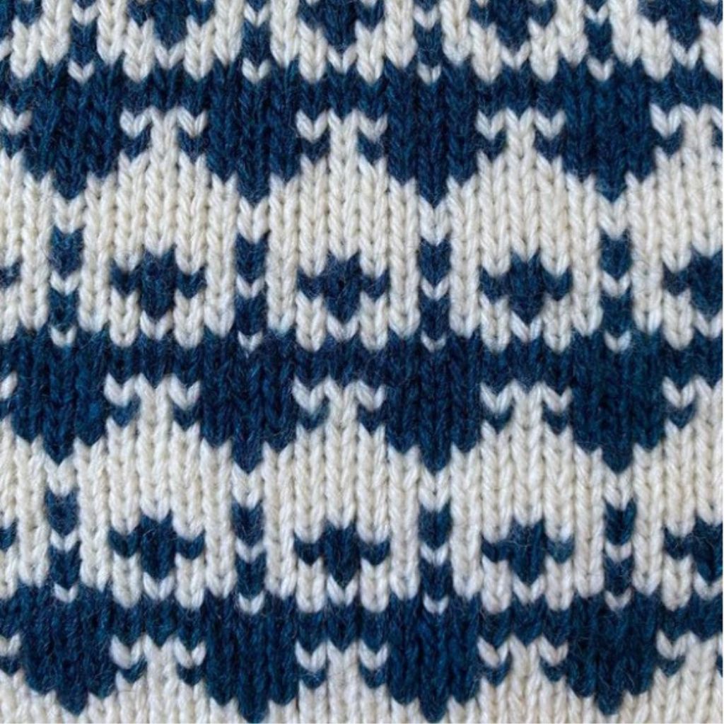 dettaglio trama maglione per neonati bianco e blu