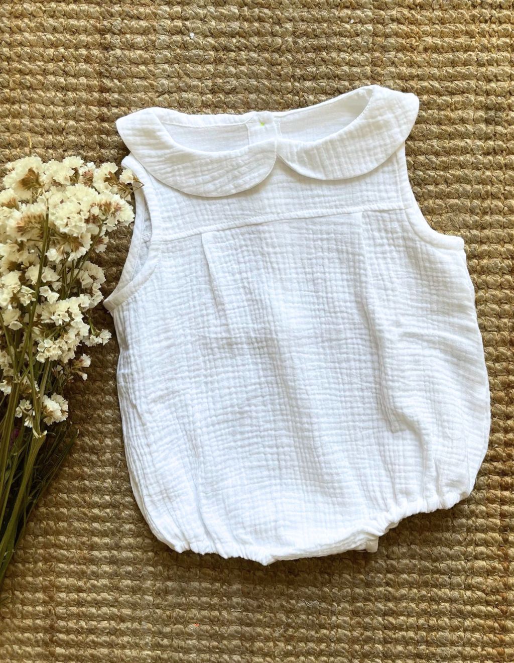 pagliaccetto per neonati in mussola di cotone bianco smanicato con colletto arrotondato