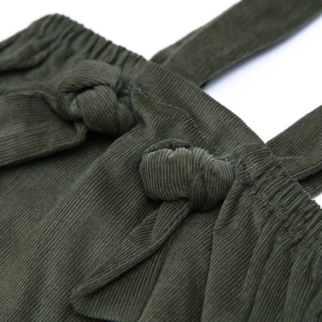 dettaglio bretelle regolabili pagliaccetto in velluto verdone per neonati