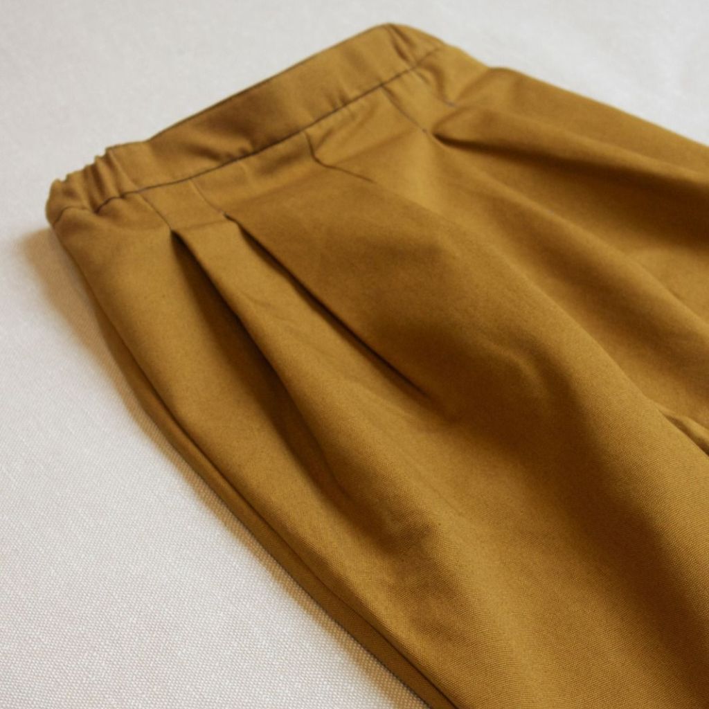 dettaglio cuciture pantaloni per bambini