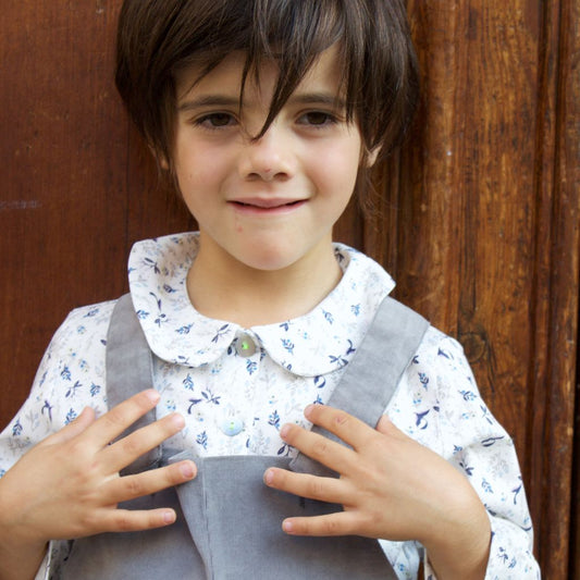 dettaglio bretelle salopette grigia unisex per  bambino e bambina