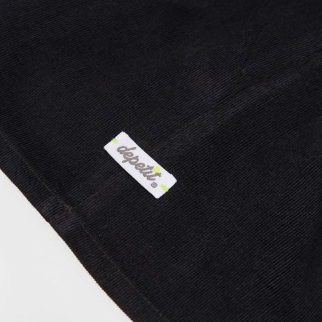 dettaglio etichetta depetit cucito a mano