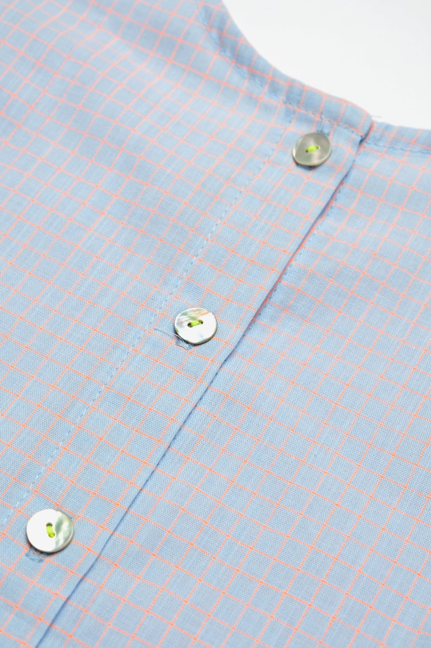 Modello NOE – Maglietta a maniche corte unisex azzurra a quadretti arancioni