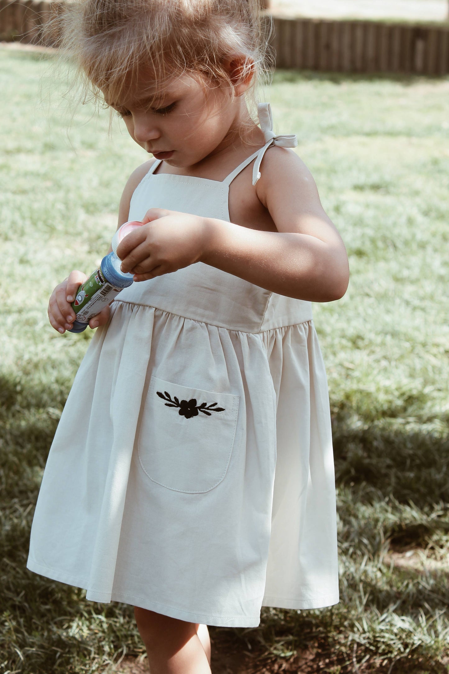 Vestito estivo beige ricamato per bambina in 100% cotone