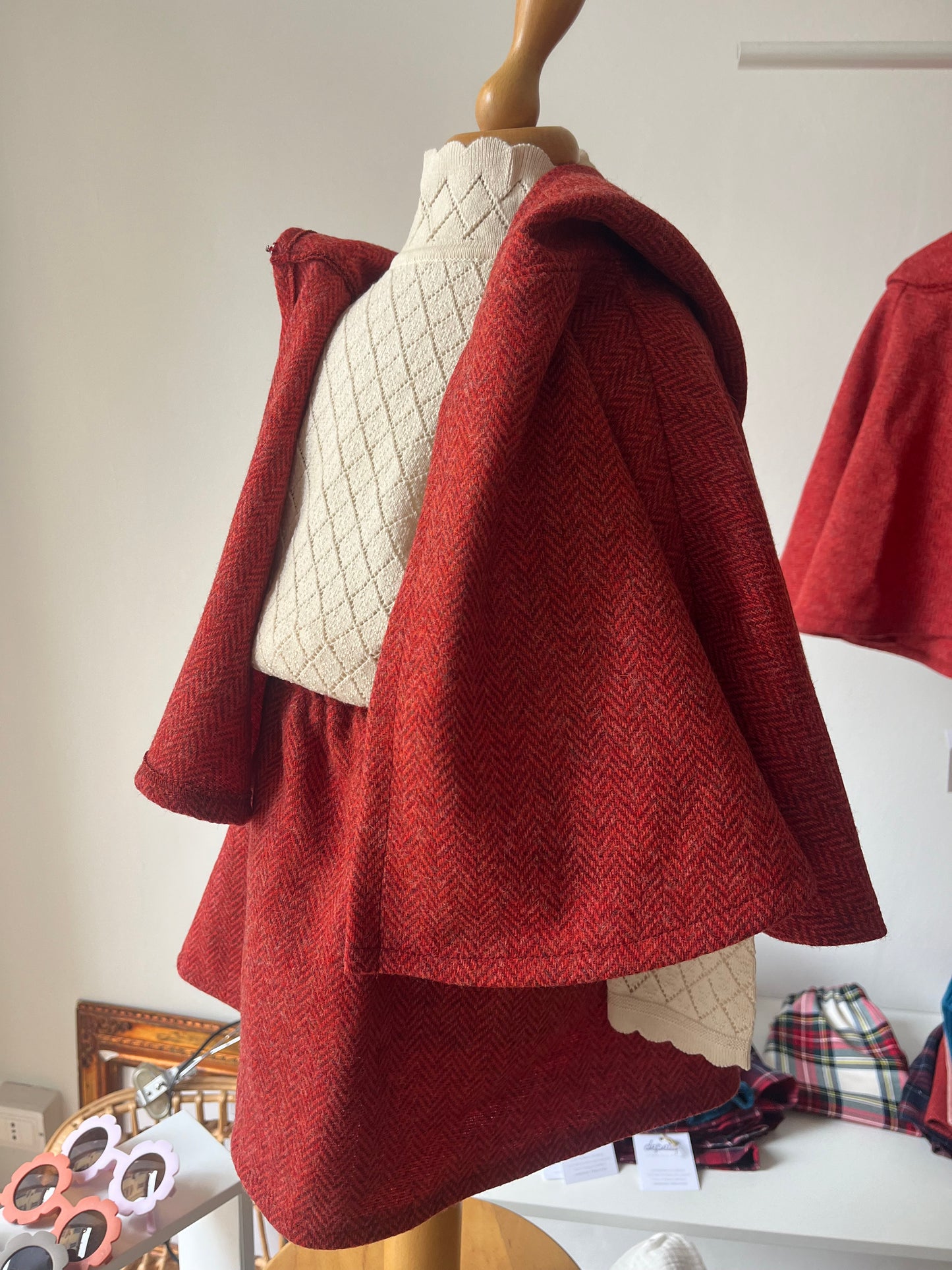 Maglioncino bimba lavorazione a maglia traforata a rombi.