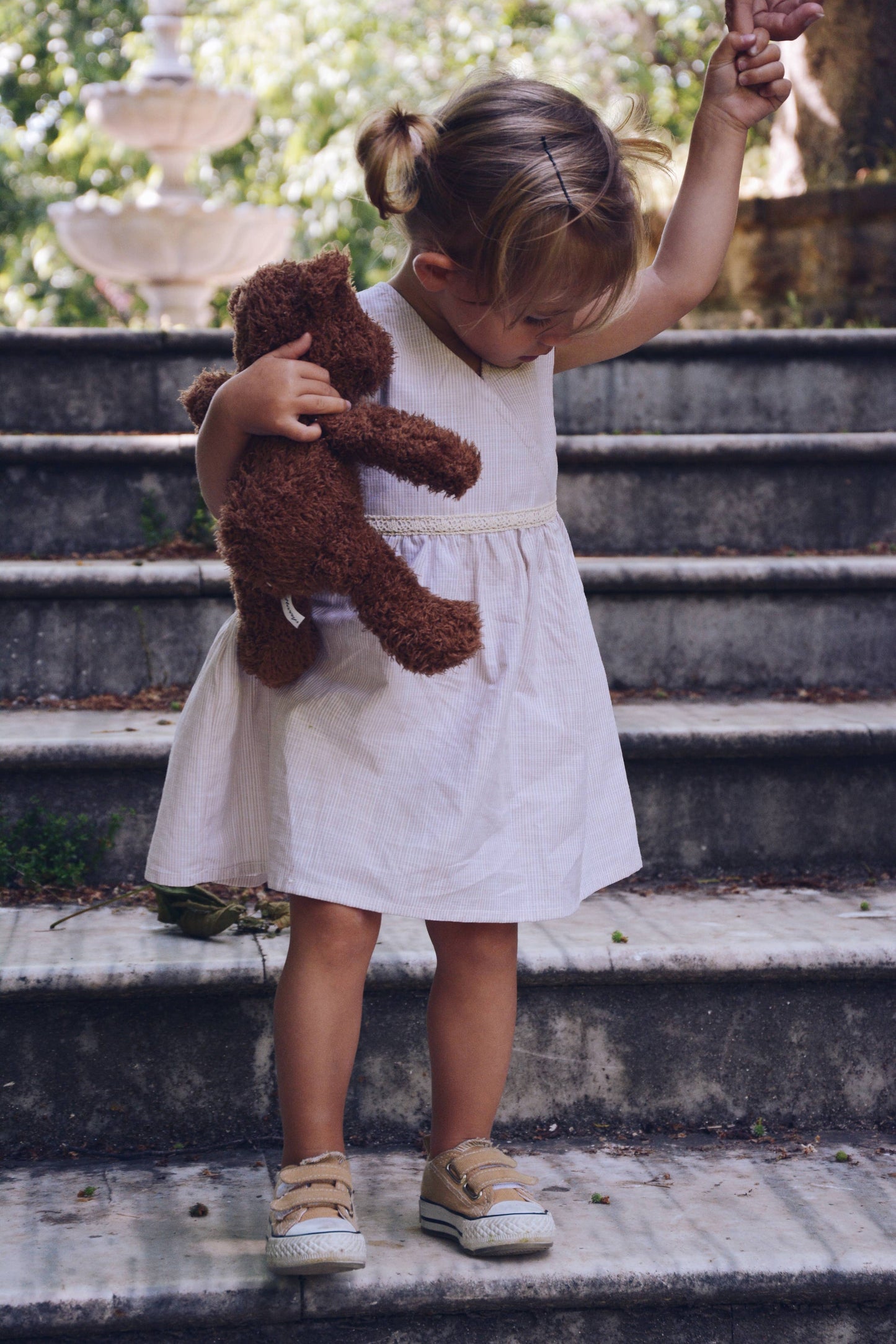 Abito estivo a righe per bambini con dettaglio schiena, 100% cotone