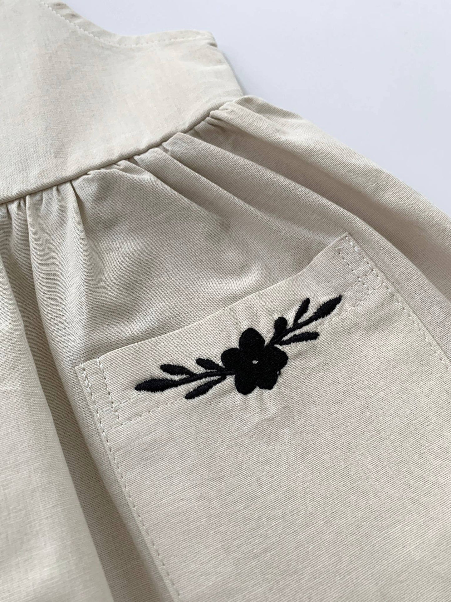 Vestito estivo beige ricamato per bambina in 100% cotone