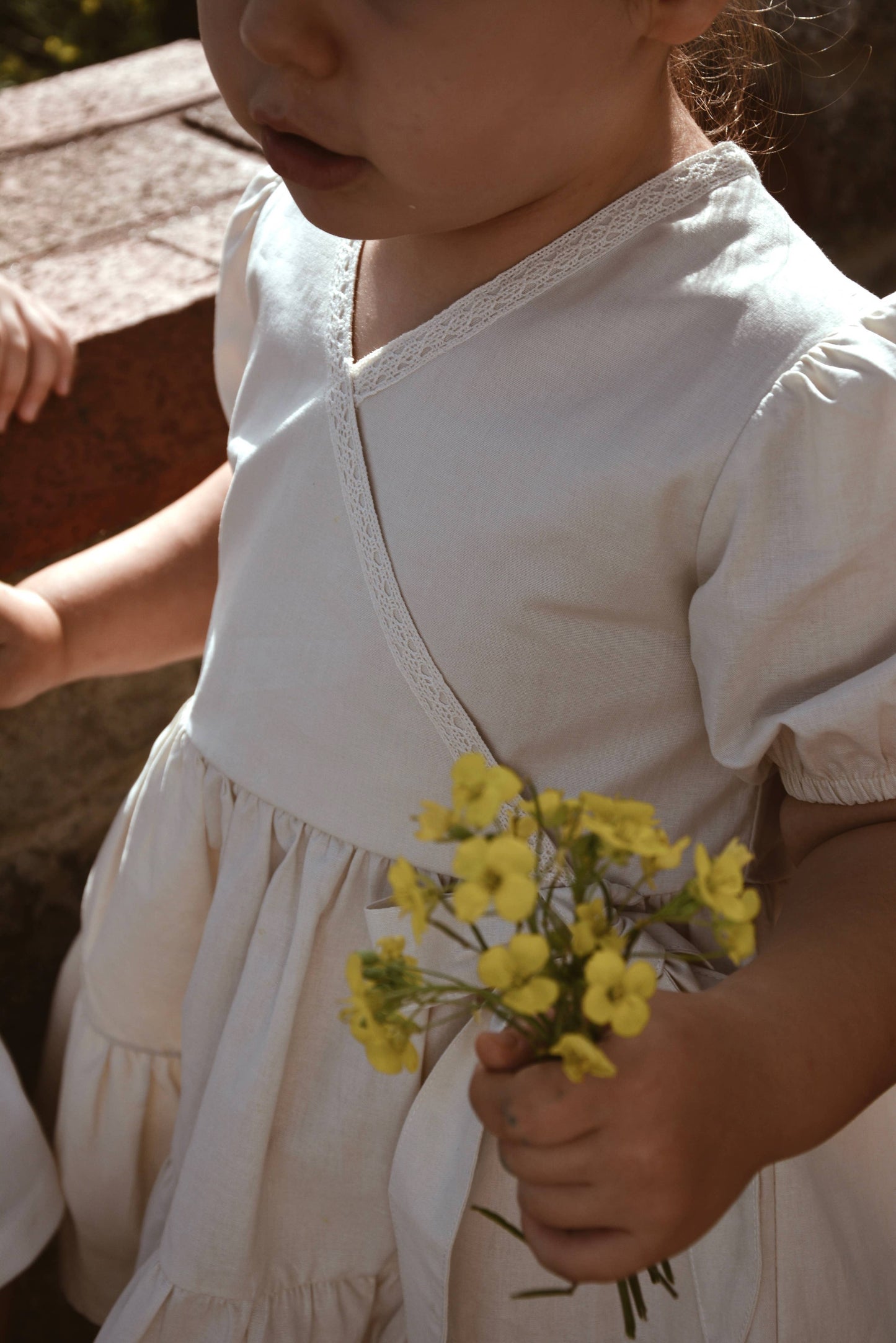 Vestito estivo beige in cotone 100% con pizzo per bambina