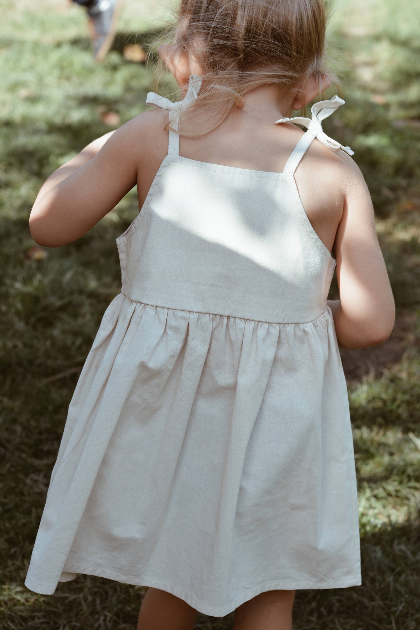 Vestito estivo beige ricamato per bambina in 100% cotone