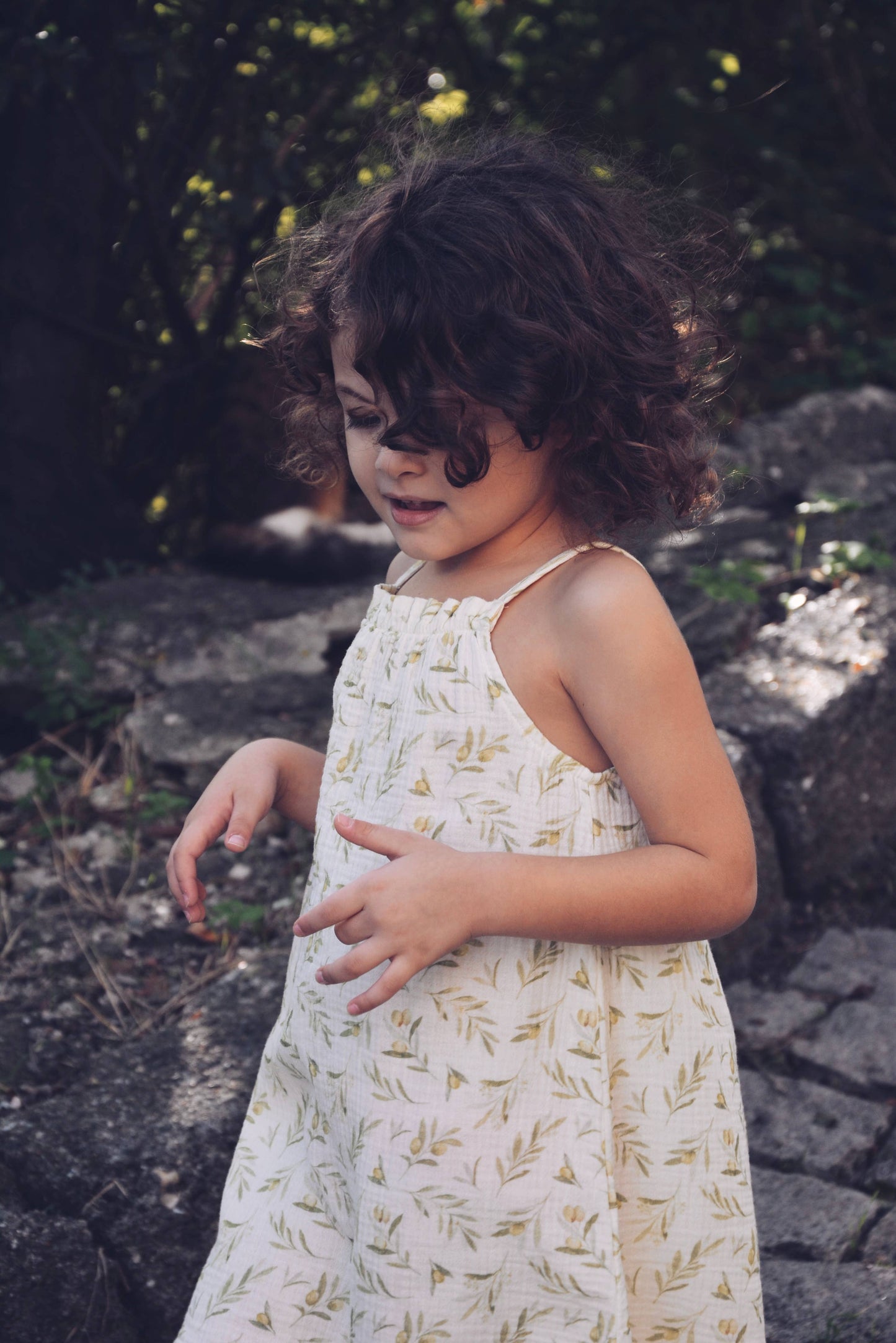 Abito estivo per bambini con motivo foglie di oliva in mussola di cotone 100%