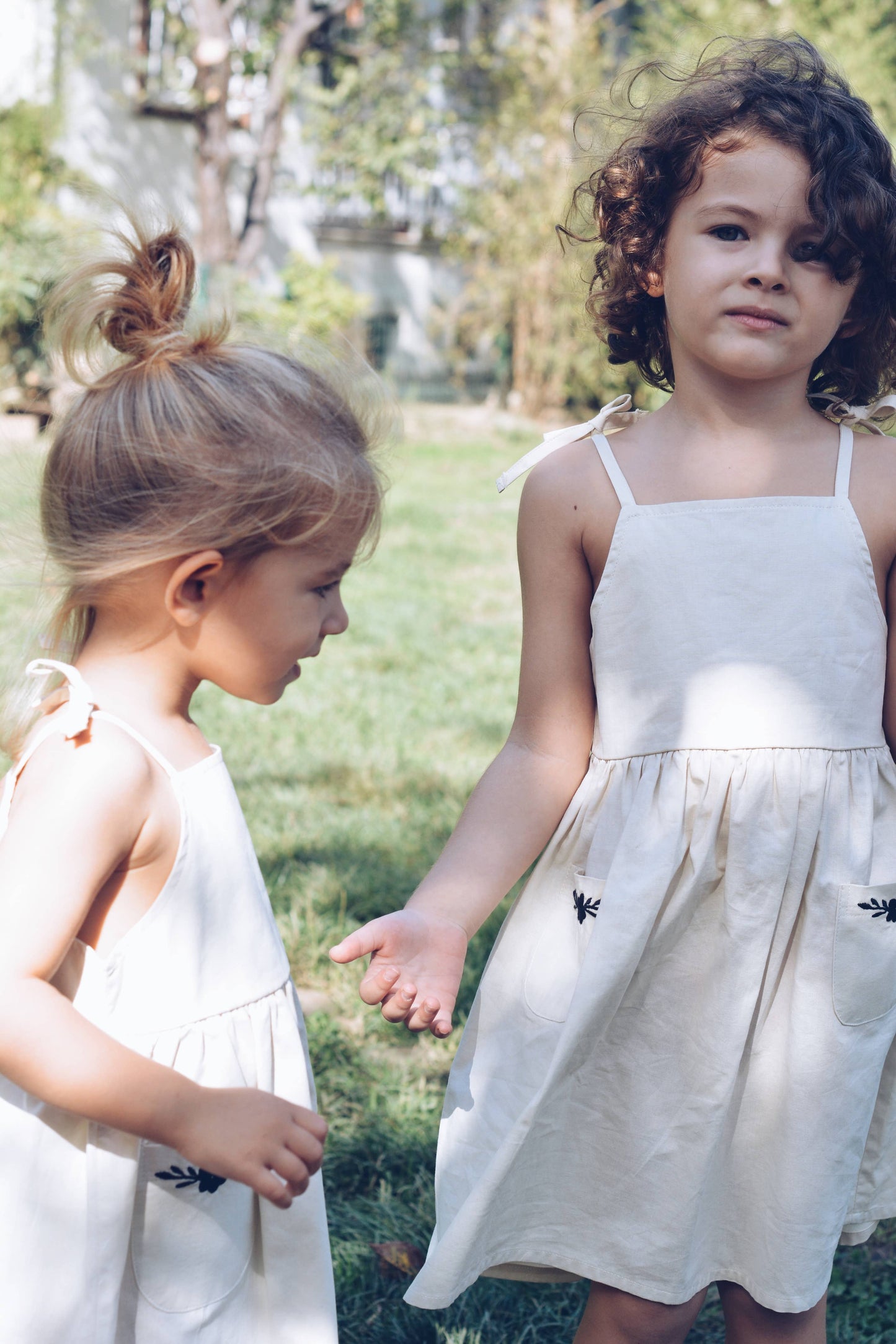 Vestito estivo beige ricamato per bambina in 100% cotone