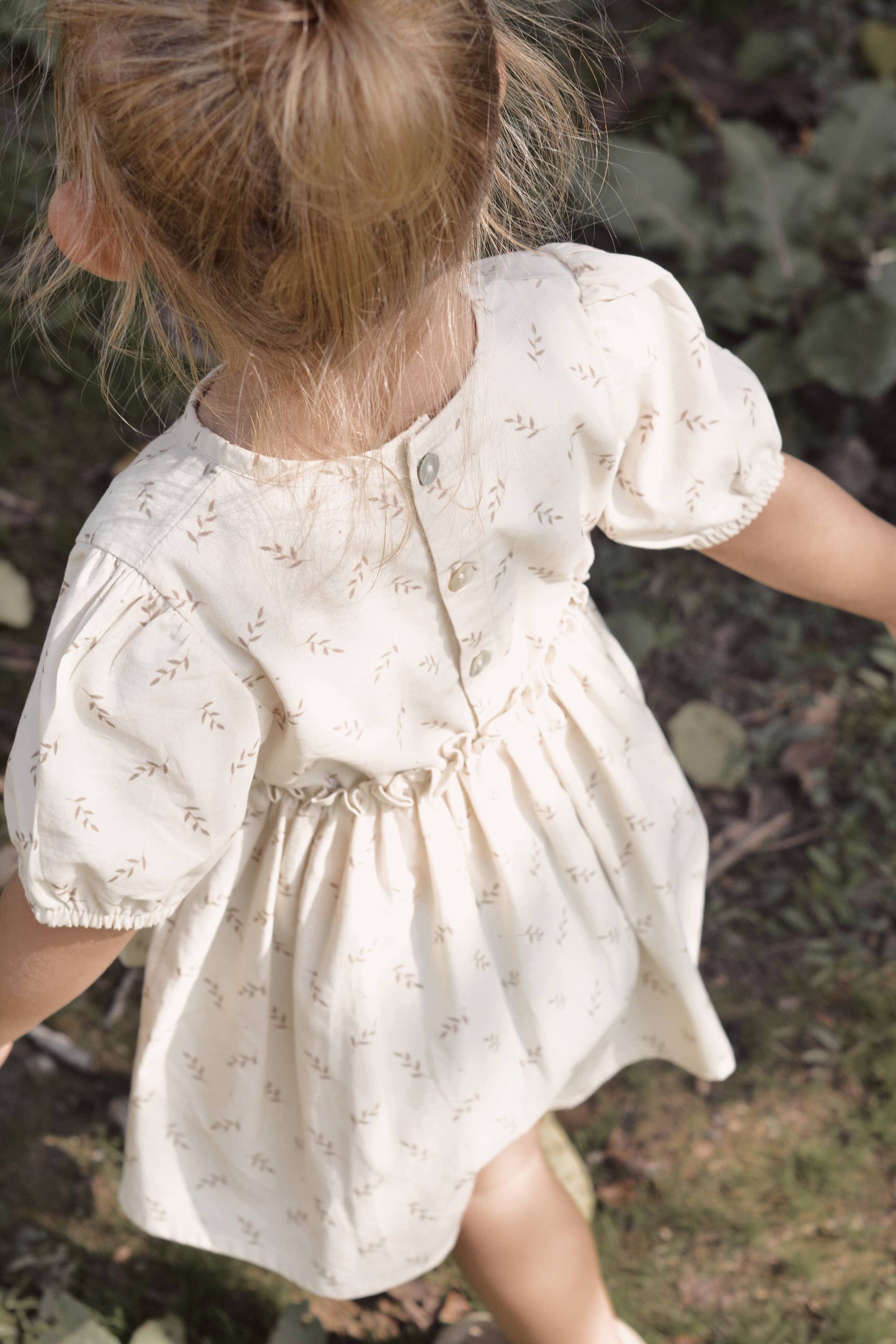 Abito estivo beige con stampa floreale per bambina 100% cotone OEKO-TEX