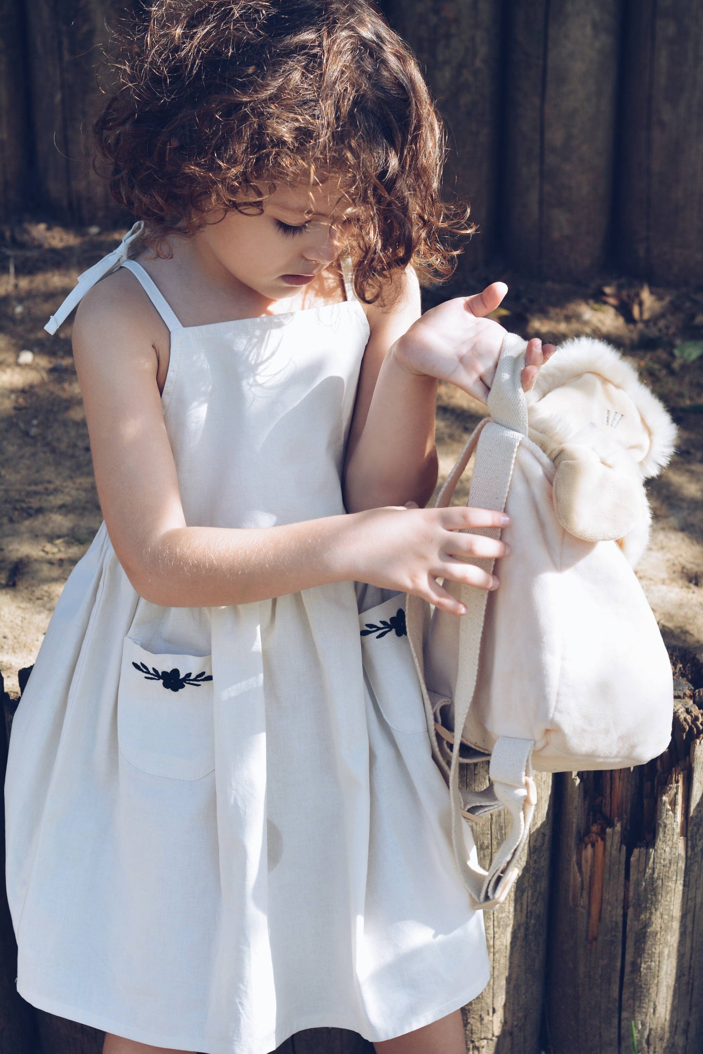 Vestito estivo beige ricamato per bambina in 100% cotone