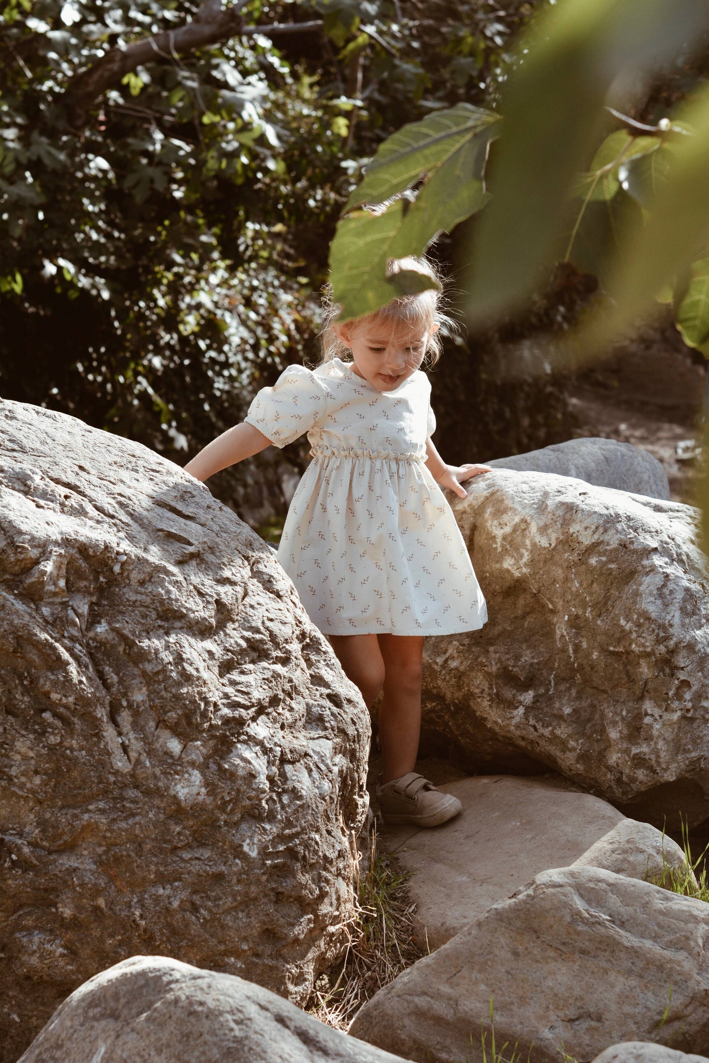 Abito estivo beige con stampa floreale per bambina 100% cotone OEKO-TEX