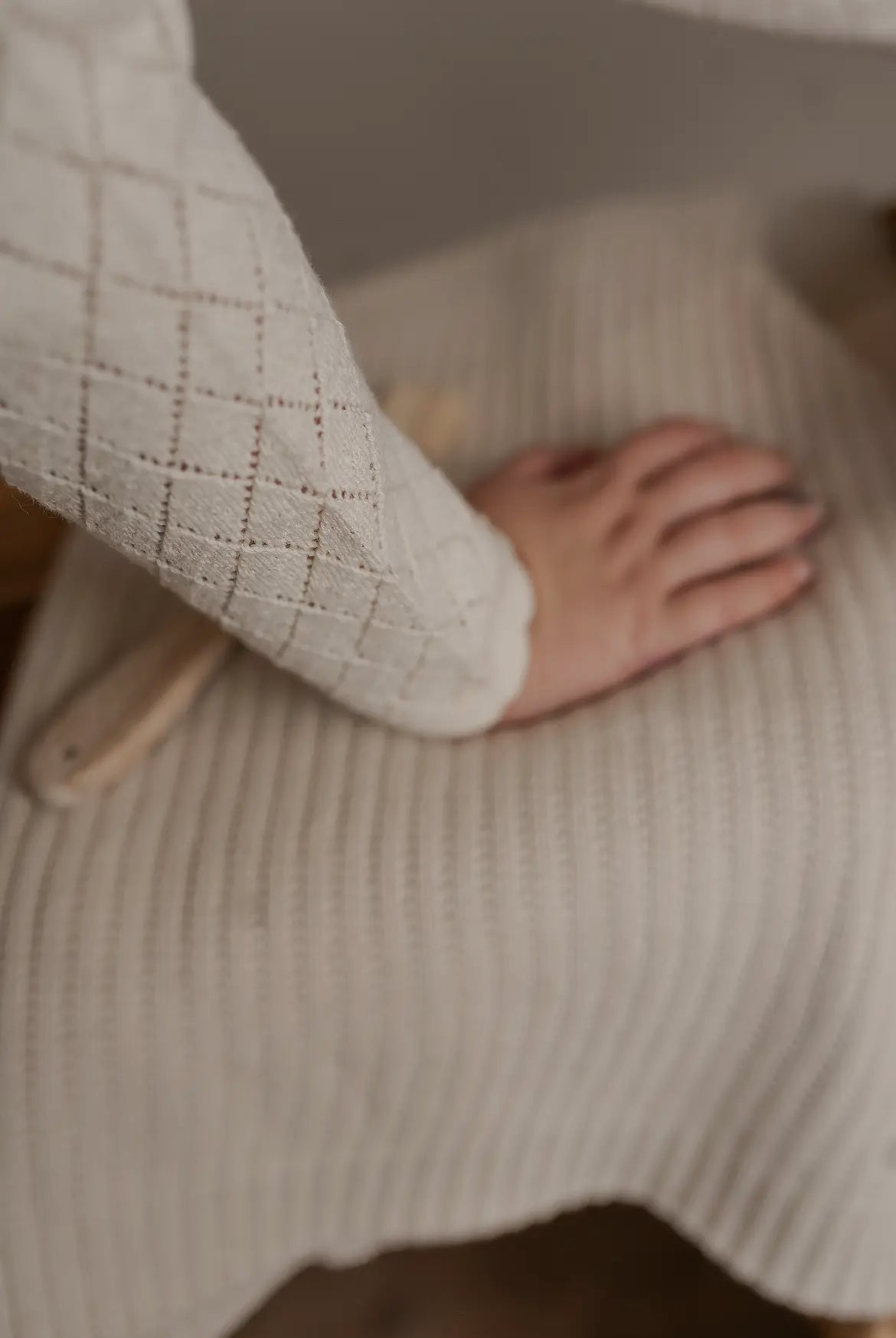 Maglioncino bimba lavorazione a maglia traforata a rombi.