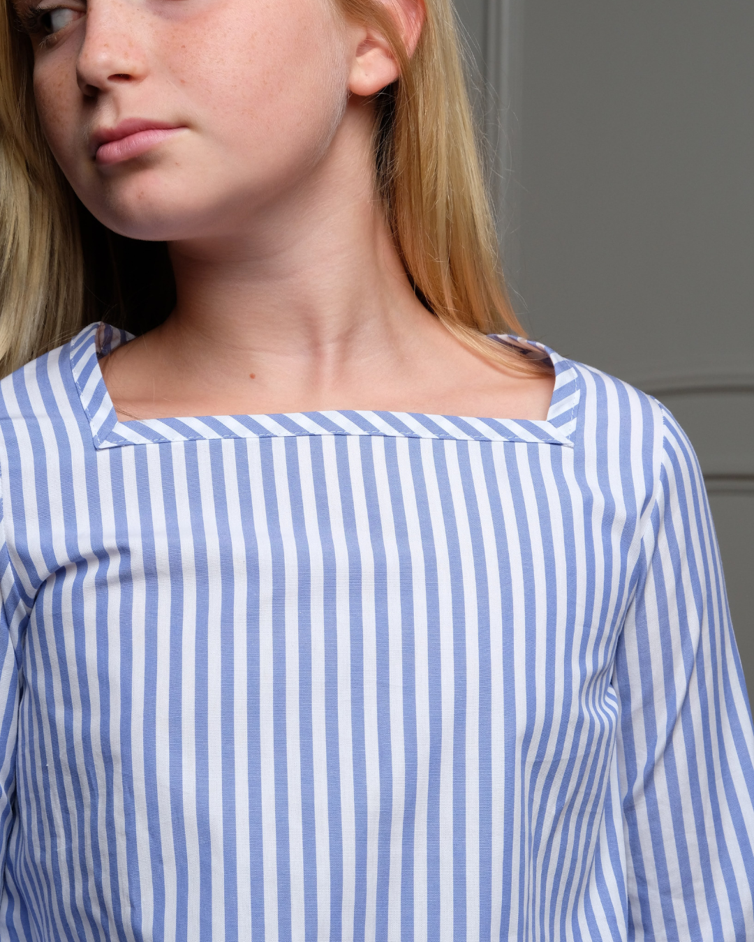 Camicia_bianca_bambina con righe azzurre