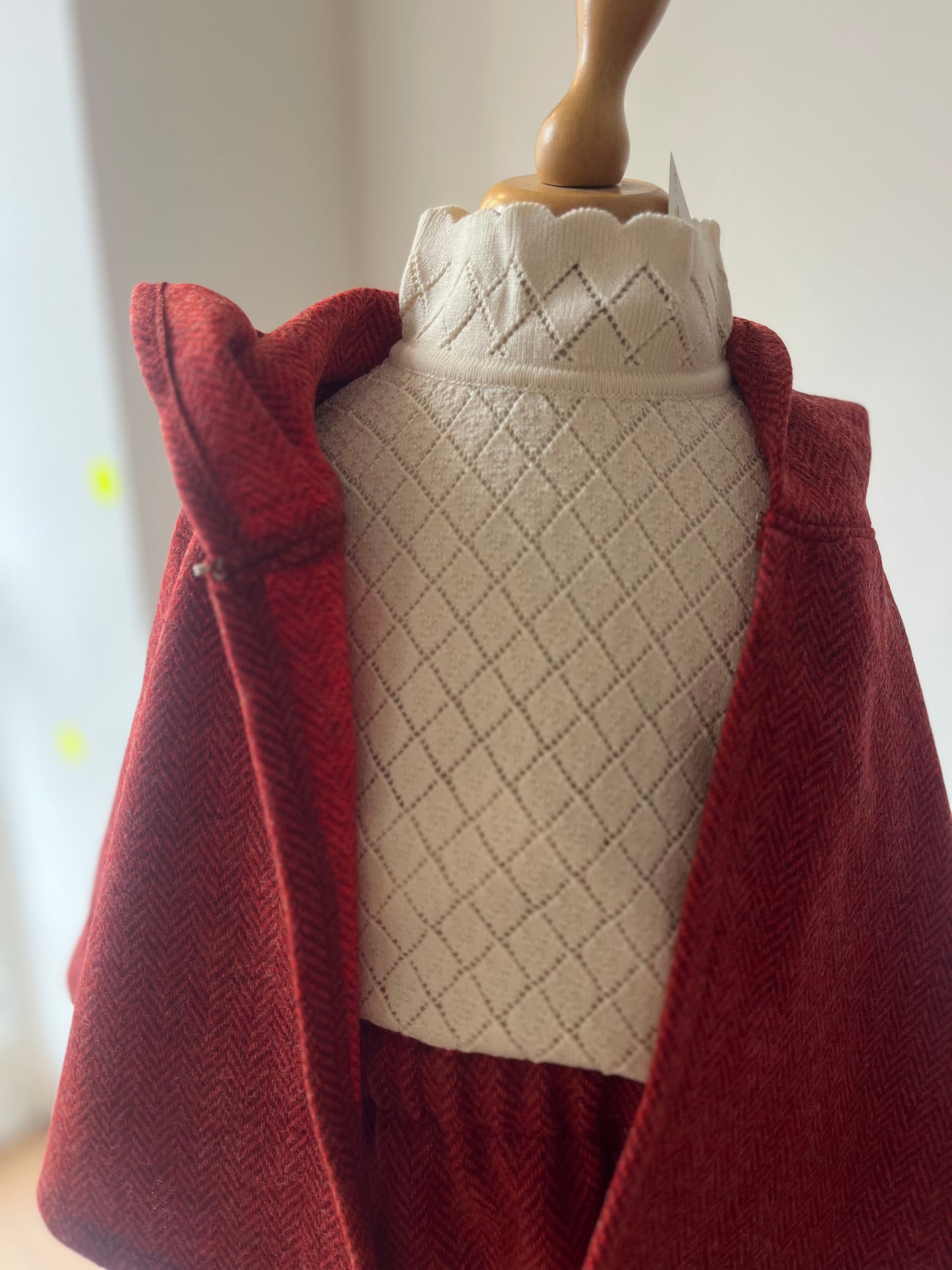 Maglioncino bimba lavorazione a maglia traforata a rombi.