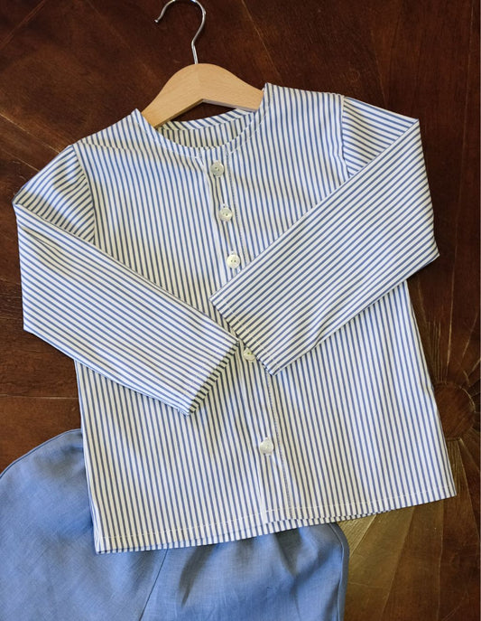 Camicia per bambini senza colletto a righe blu su base bianca in cotone