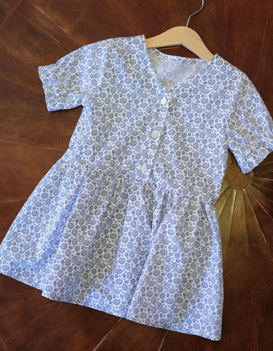 abito camicia per bambine in fresco cotone bianco con fantasia micro floreale blu