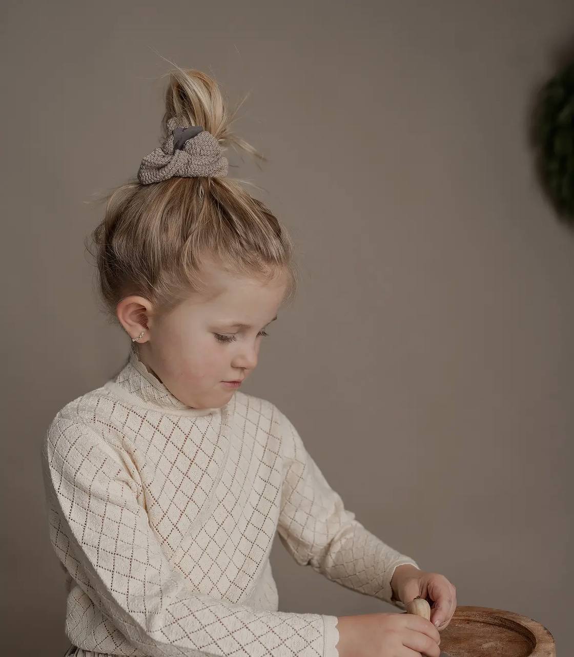 Maglioncino bimba lavorazione a maglia traforata a rombi.