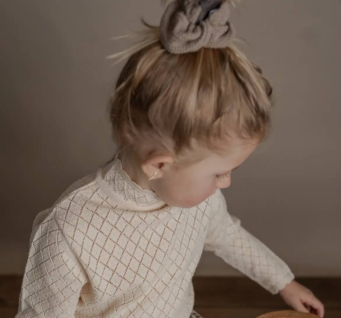 Maglioncino bimba lavorazione a maglia traforata a rombi.