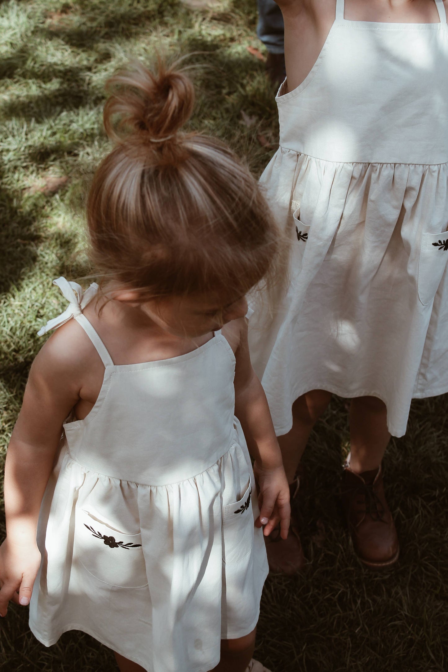 Vestito estivo beige ricamato per bambina in 100% cotone