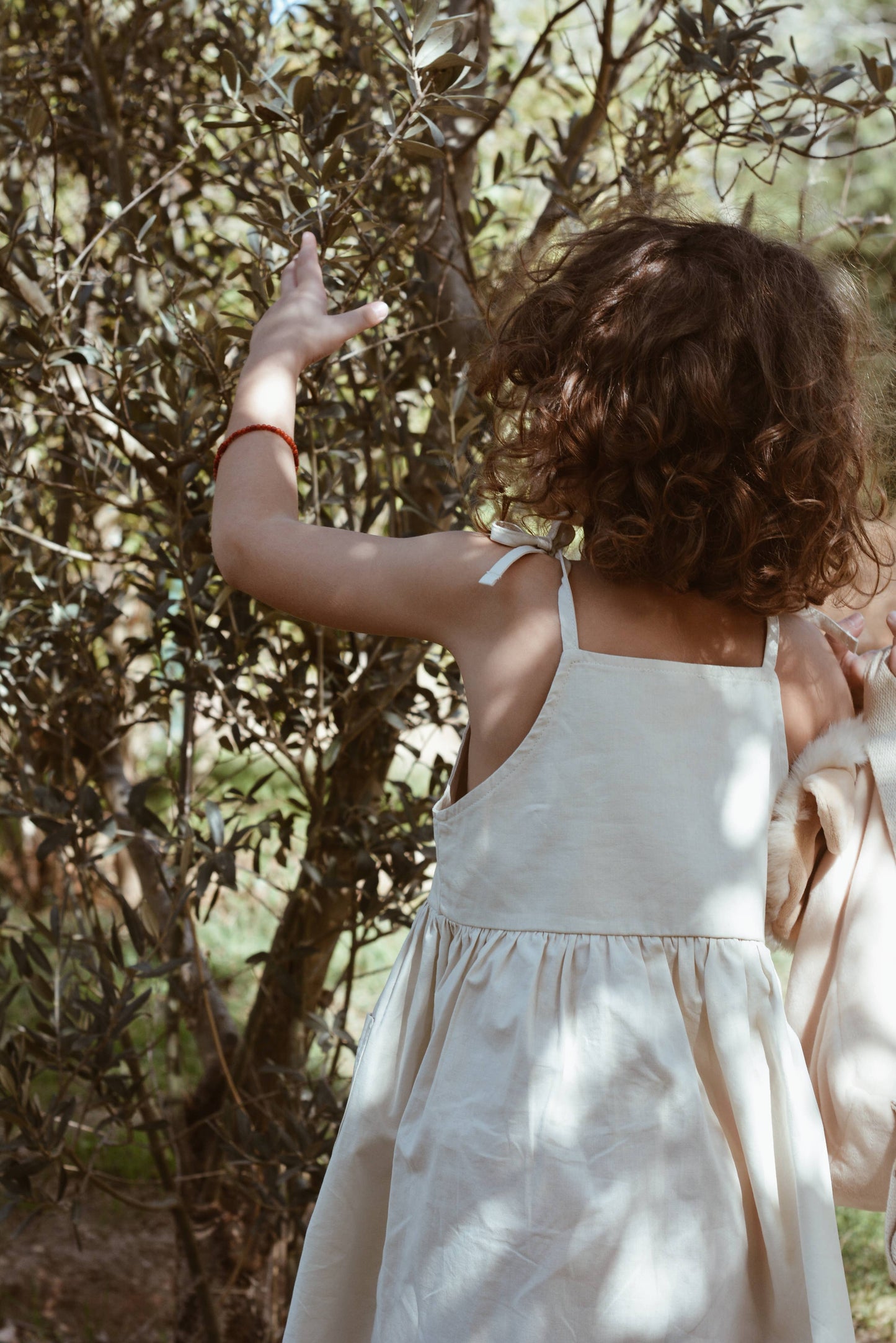 Vestito estivo beige ricamato per bambina in 100% cotone
