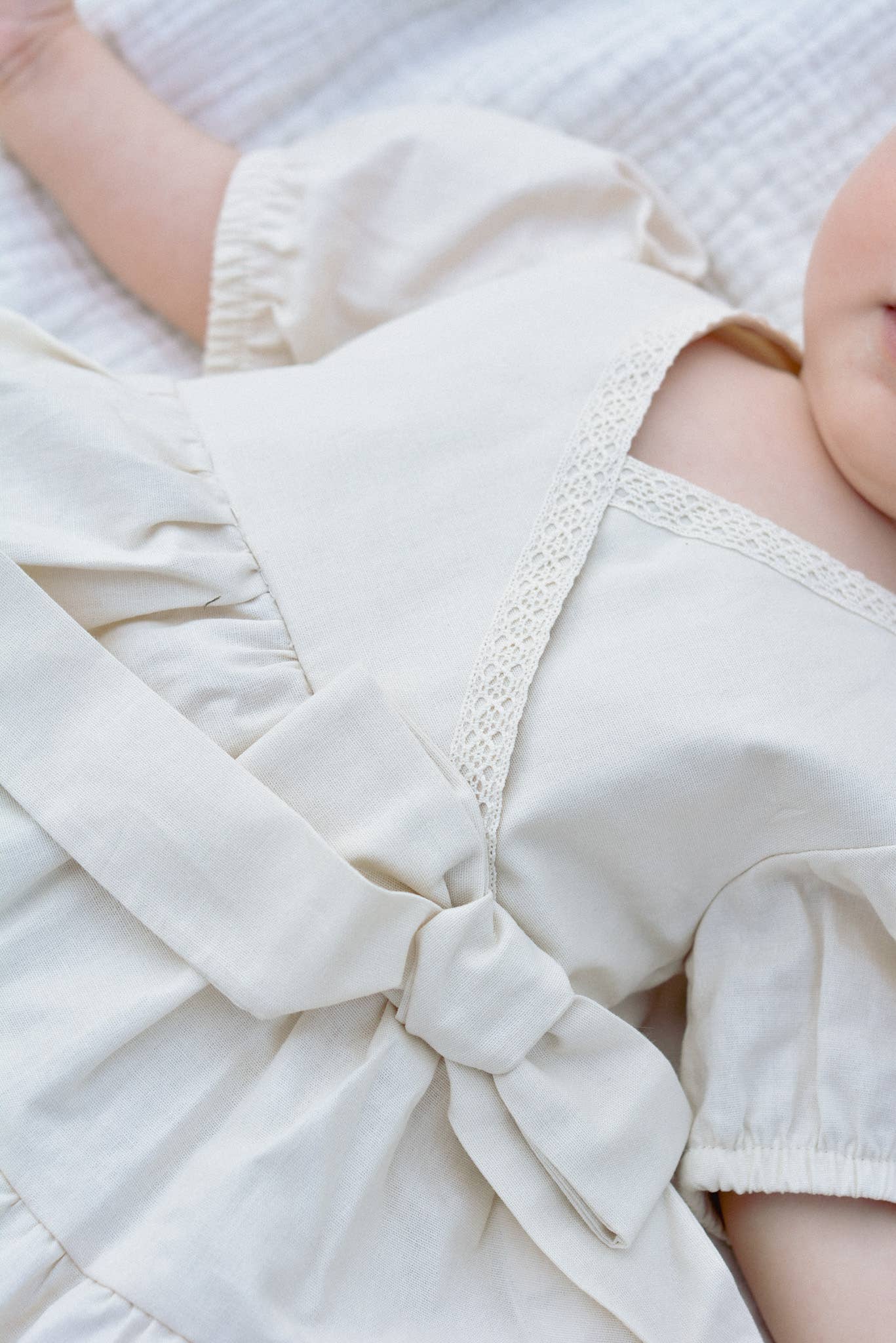 Vestito estivo beige in cotone 100% con pizzo per bambina
