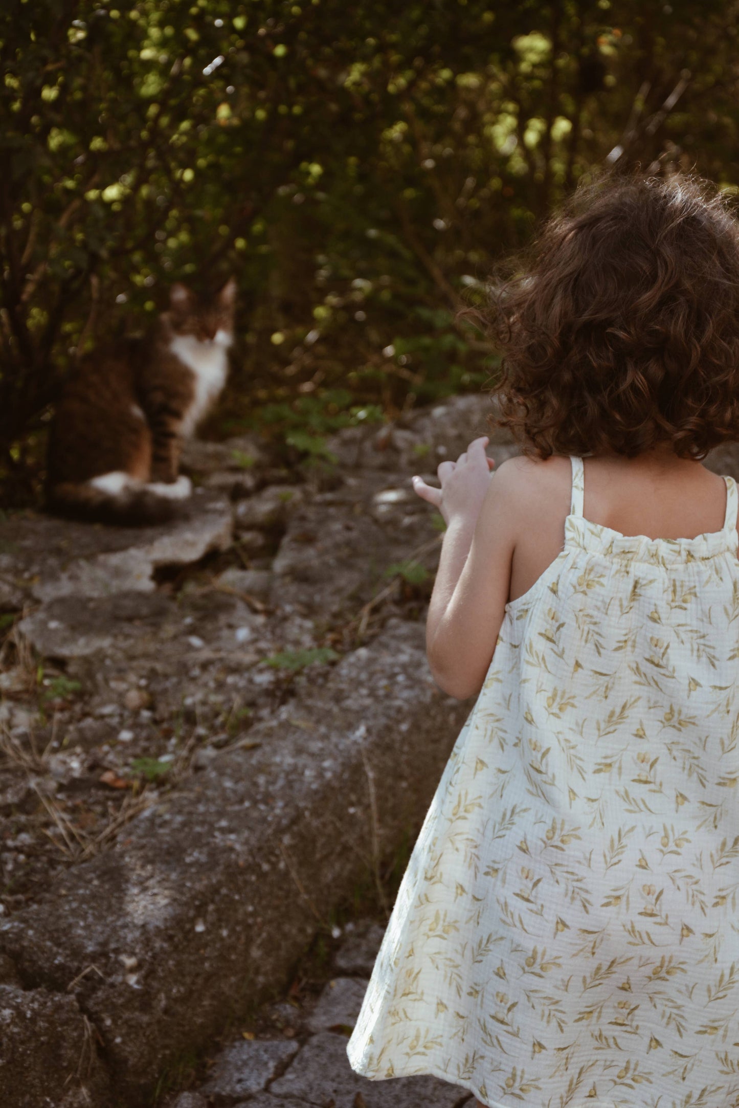 Abito estivo per bambini con motivo foglie di oliva in mussola di cotone 100%