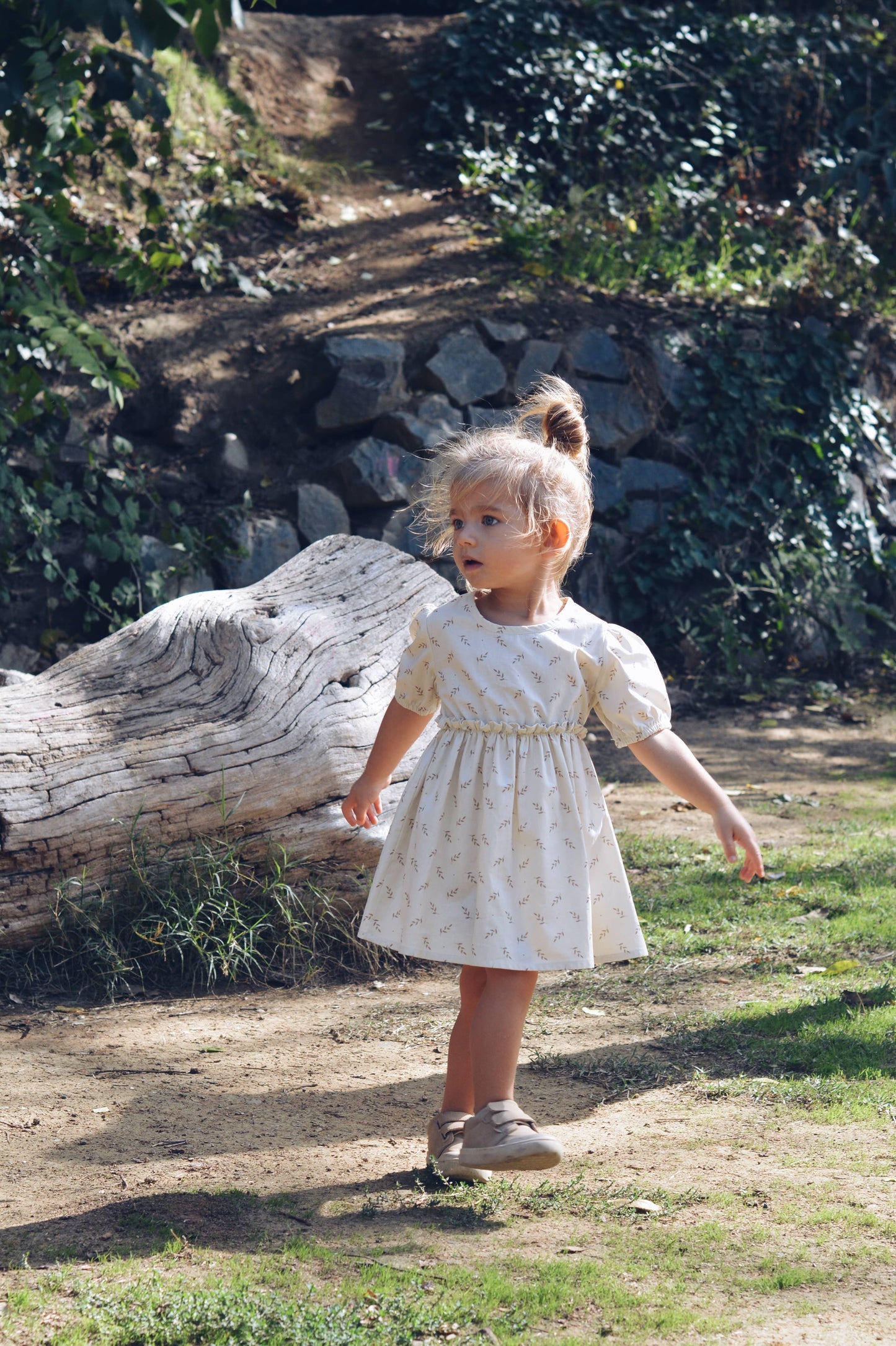 Abito estivo beige con stampa floreale per bambina 100% cotone OEKO-TEX