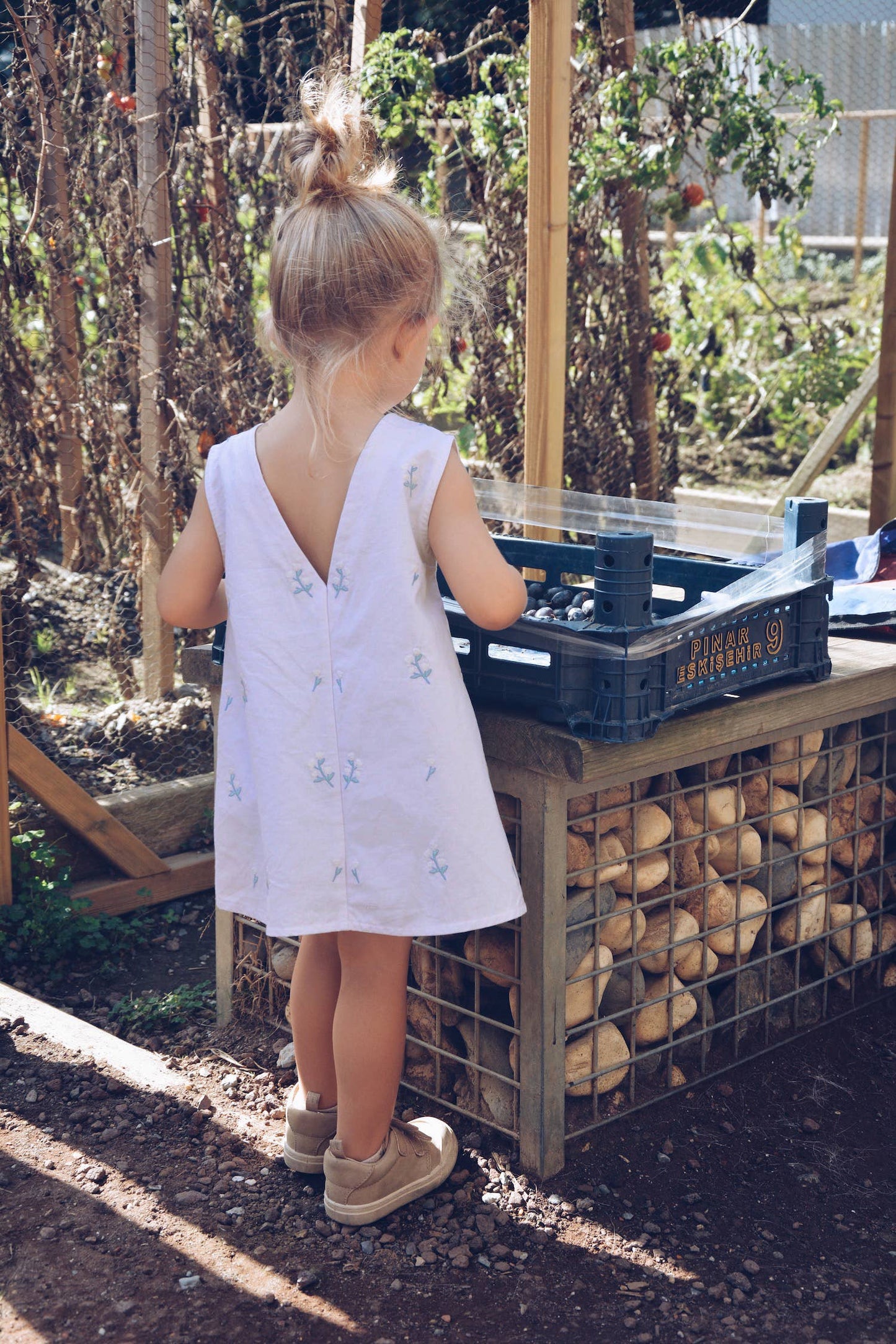 Abito estivo in cotone 100% con ricamo floreale per bambina, colore lilla
