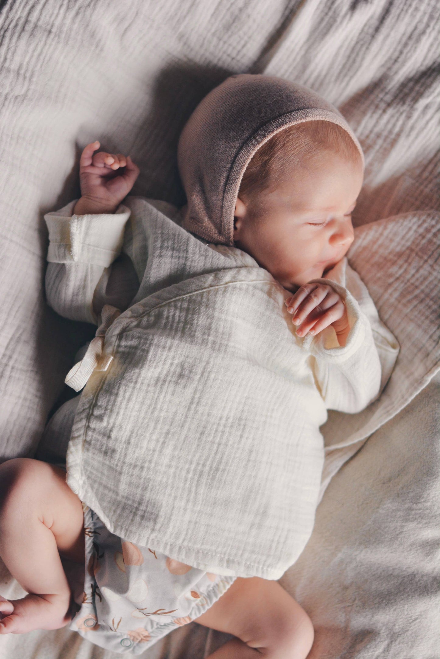 Cardigan avvolgente in mussola di cotone 100% crema per neonati