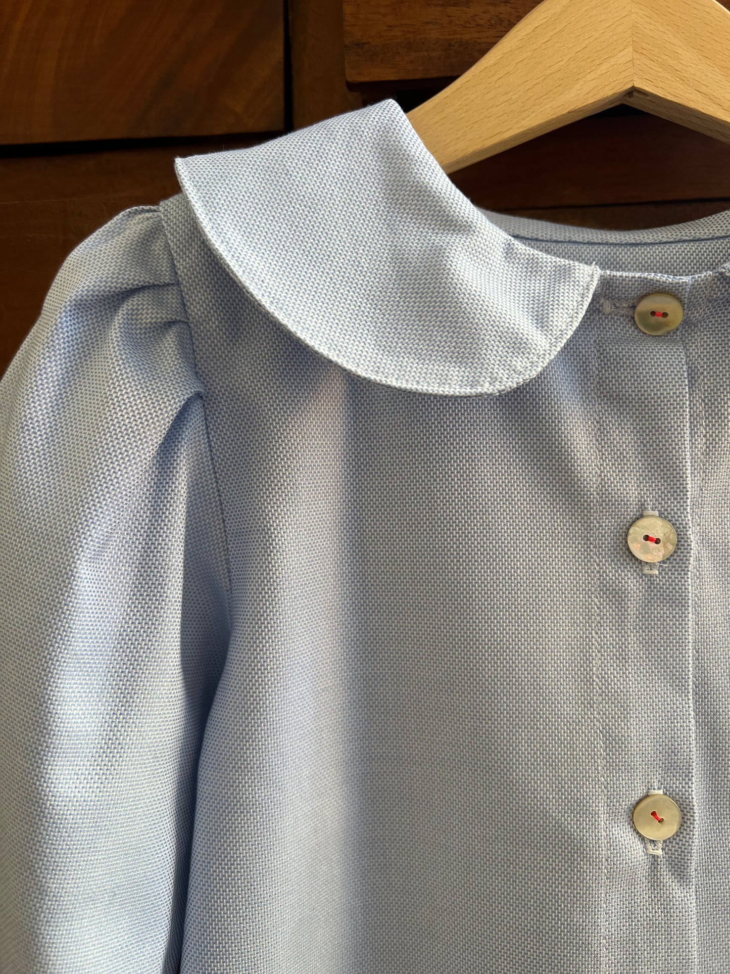 camicia azzurra per bambina con bottoni davanti