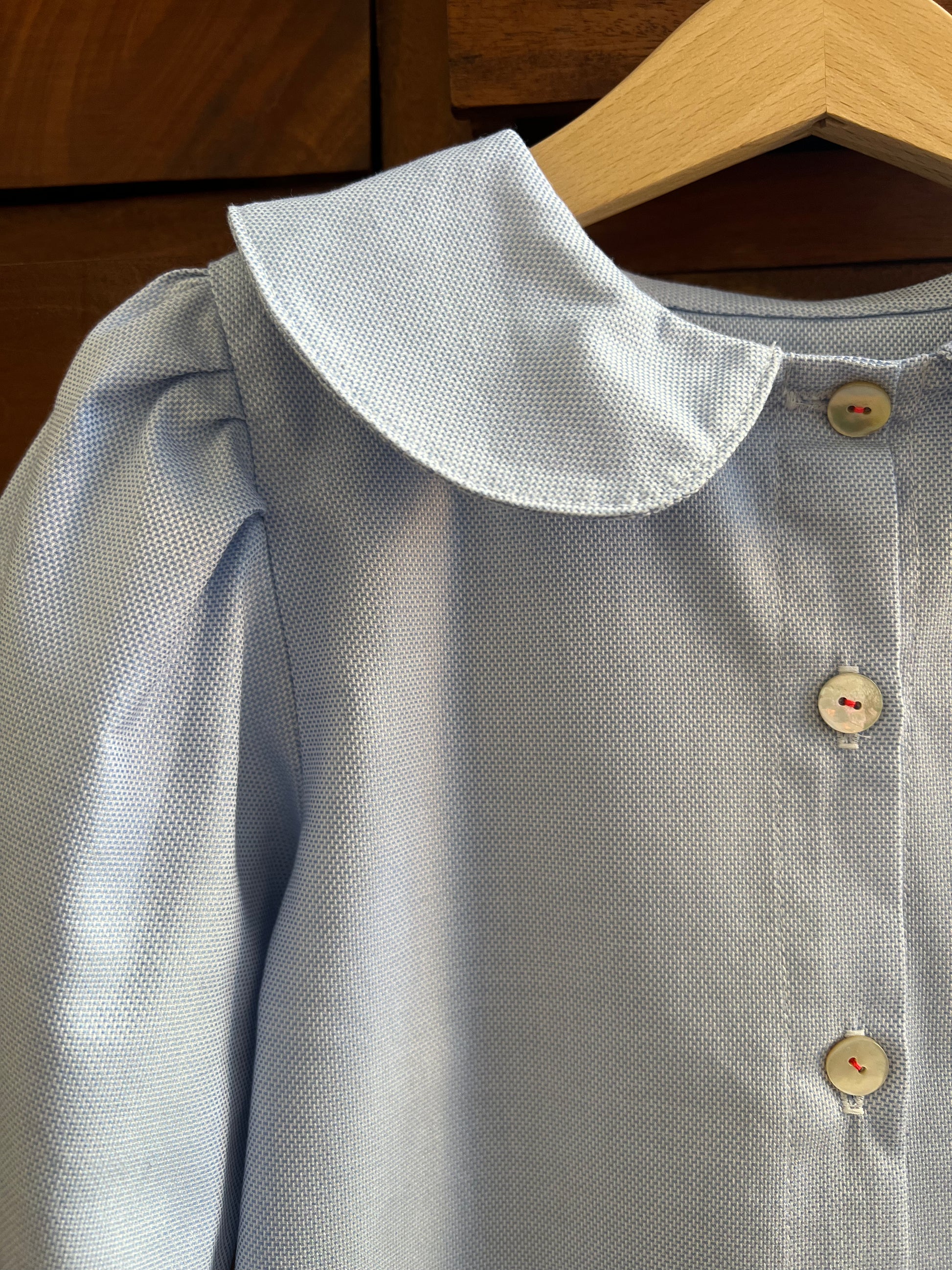 camicia azzurra per bambina con bottoni davanti