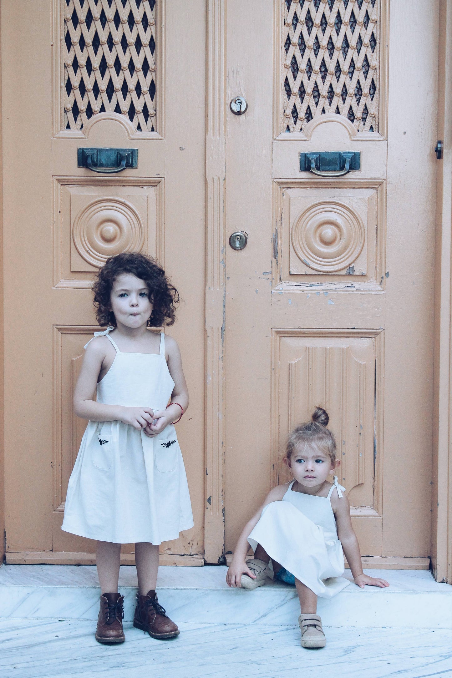 Vestito estivo beige ricamato per bambina in 100% cotone