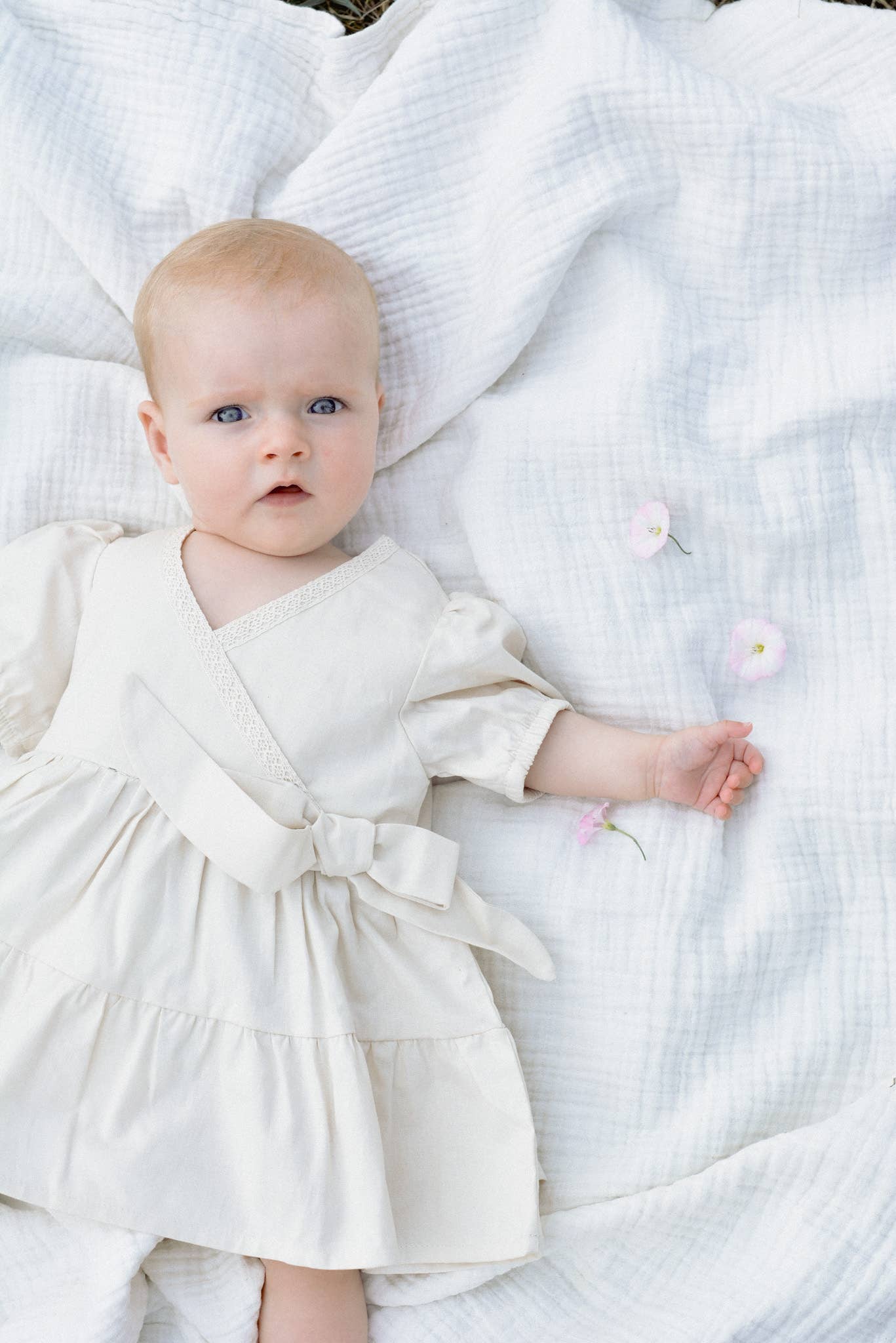 Vestito estivo beige in cotone 100% con pizzo per bambina