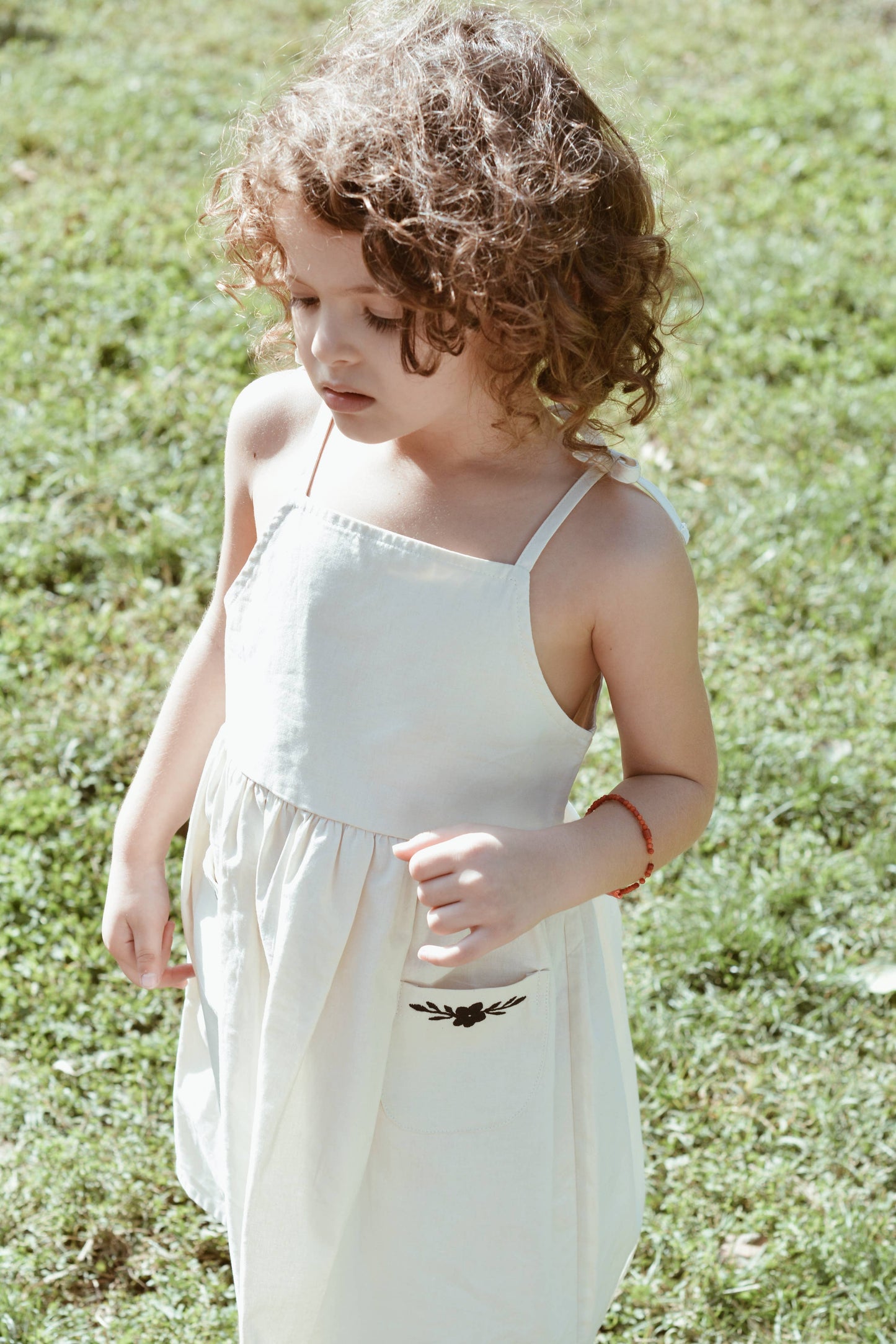 Vestito estivo beige ricamato per bambina in 100% cotone