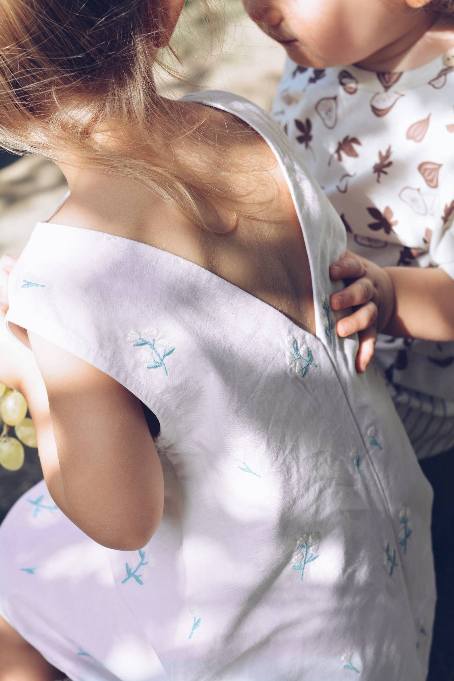 Abito estivo in cotone 100% con ricamo floreale per bambina, colore lilla