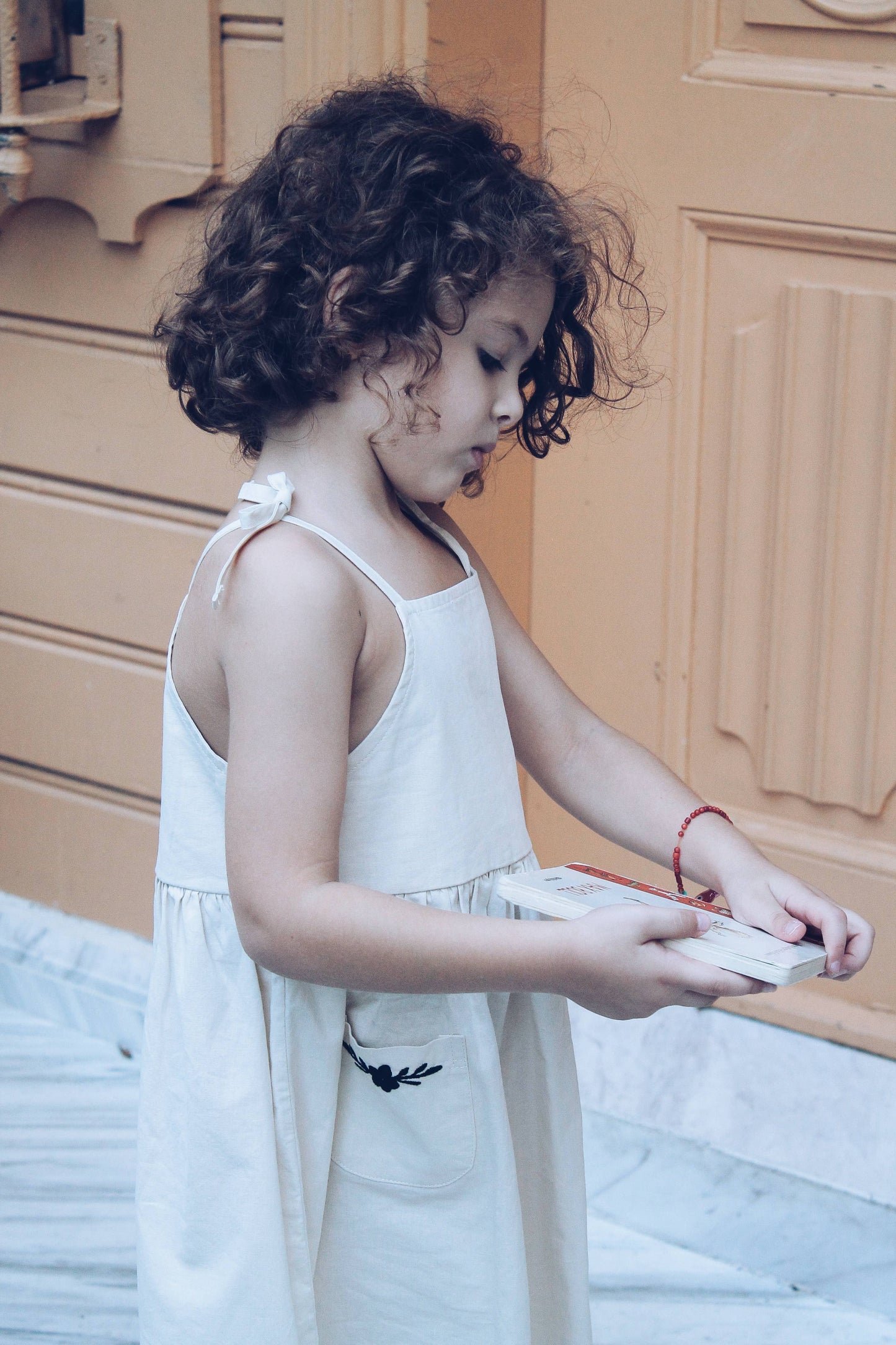 Vestito estivo beige ricamato per bambina in 100% cotone
