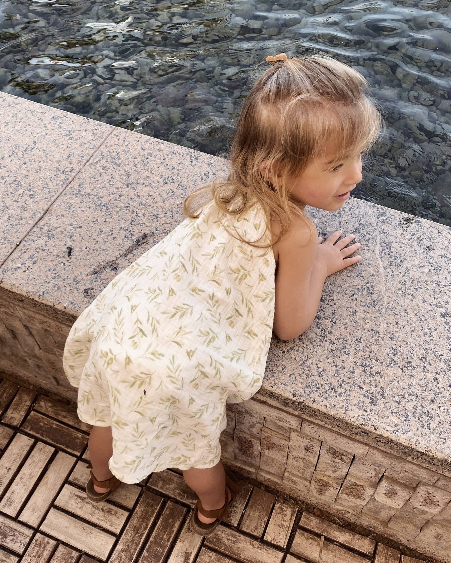 Abito estivo per bambini con motivo foglie di oliva in mussola di cotone 100%