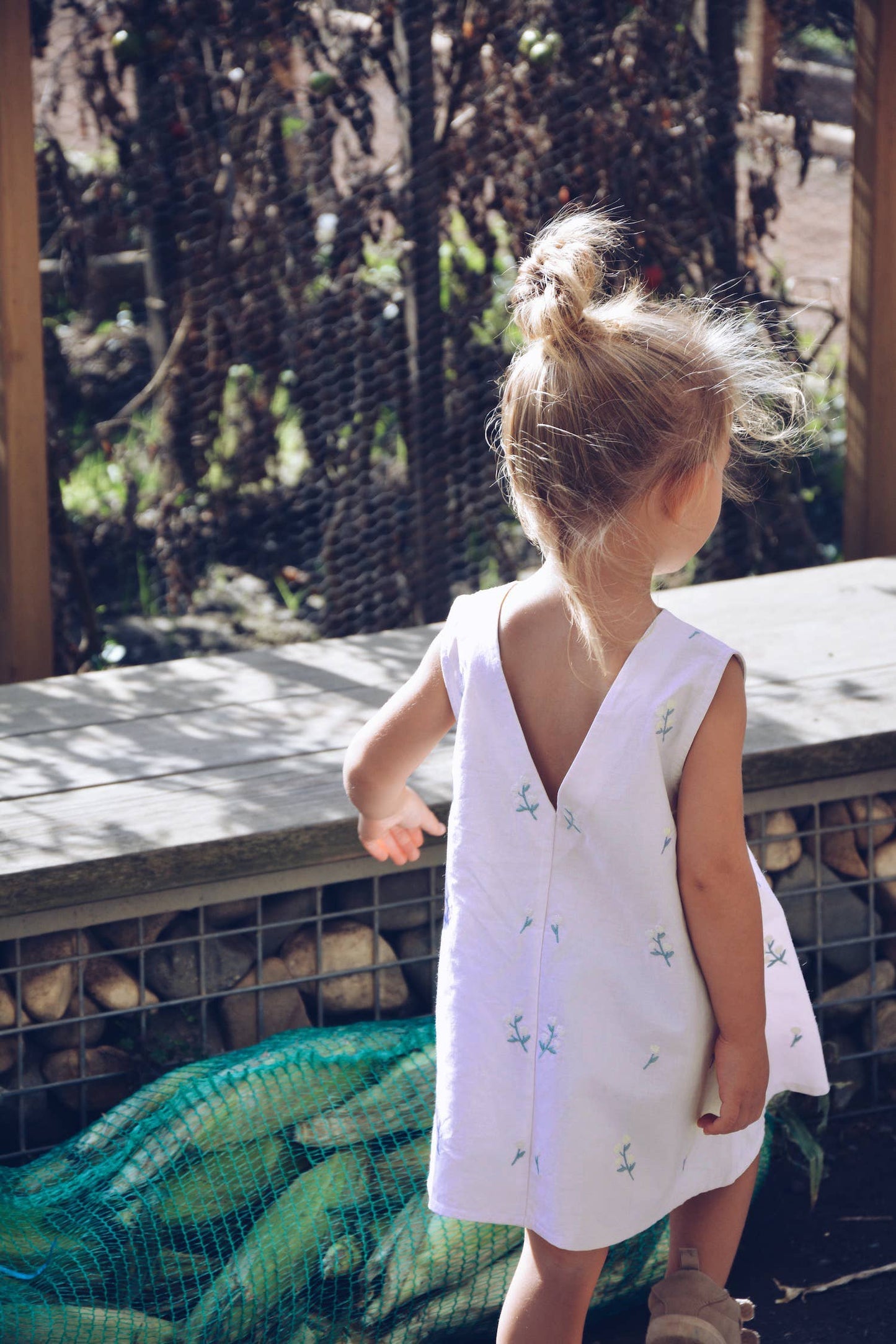 Abito estivo in cotone 100% con ricamo floreale per bambina, colore lilla