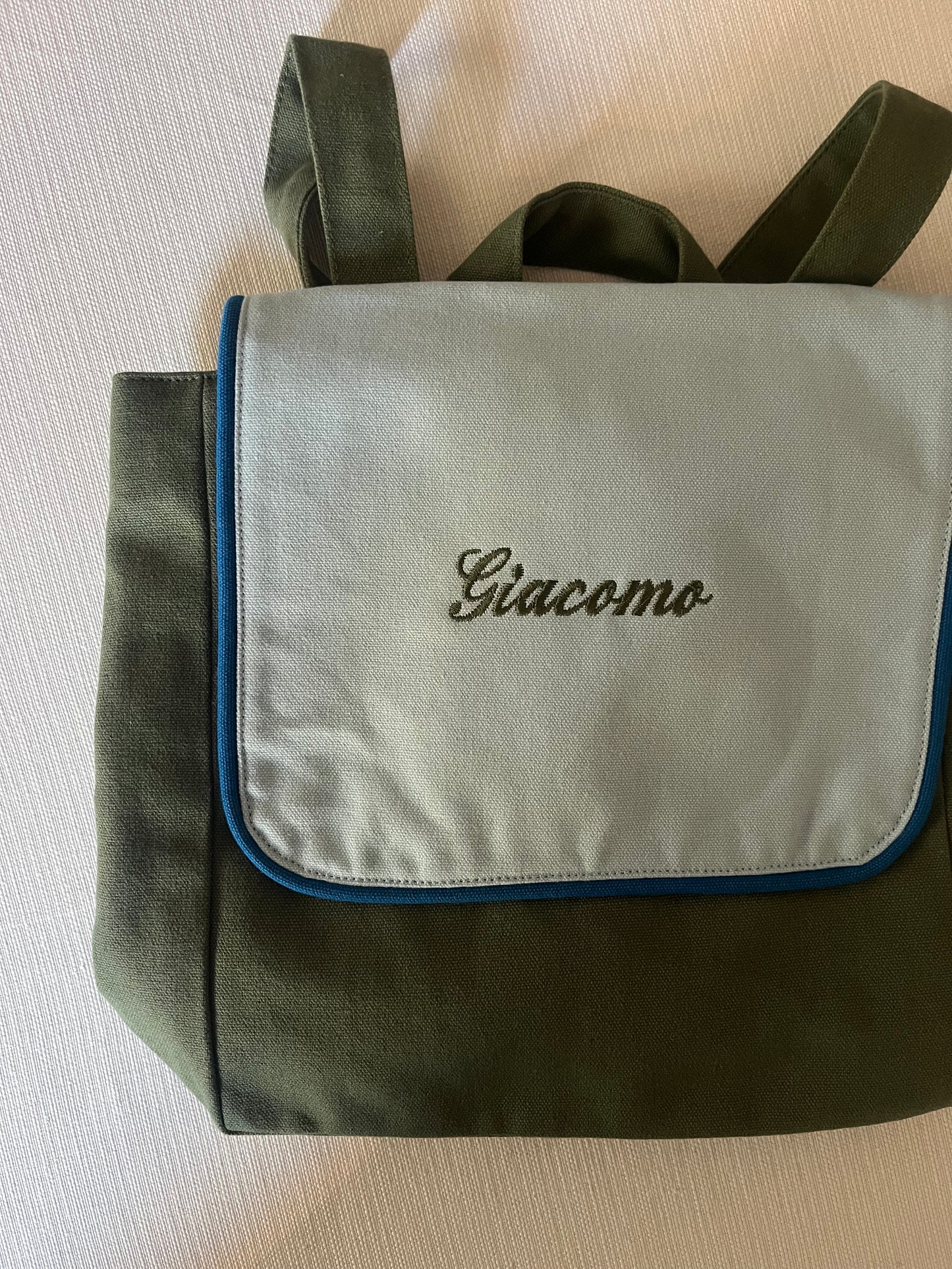 zainetto personalizzato con nome ricamato
